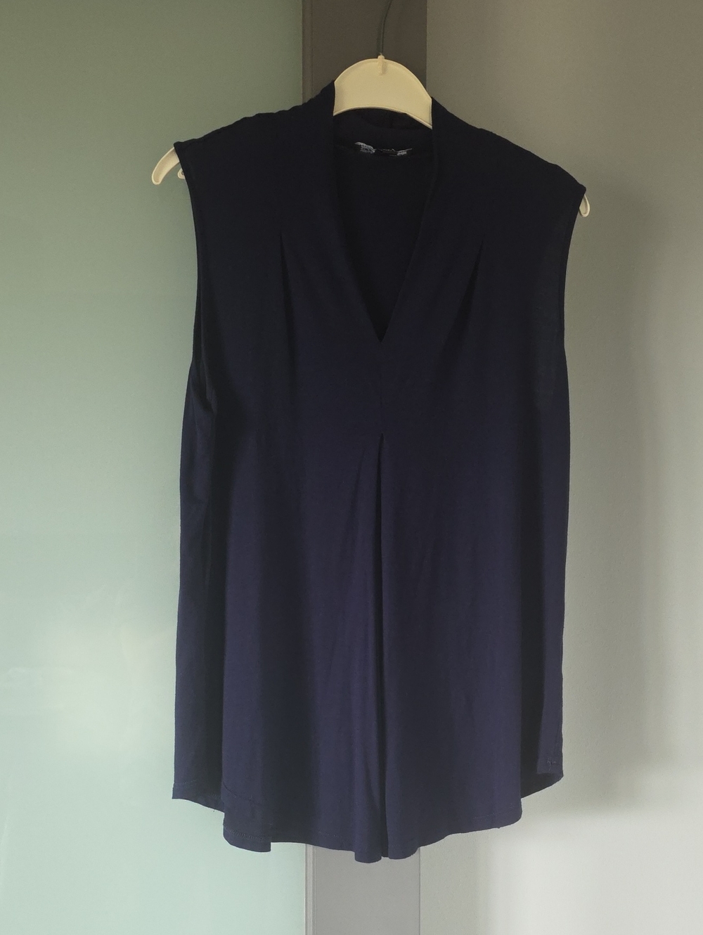Cable & Gauge Size M Sleeveless V-neck T-shirt